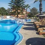 מלון Hellens Village *