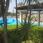 Hellens Village מלון *