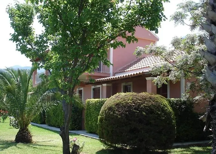 Hellens Village Hotel *