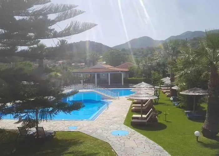 Hellens Village Hotel *